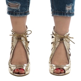 Arany, nyitott tetejű lakkozott csizma C-003 aranysárga 1