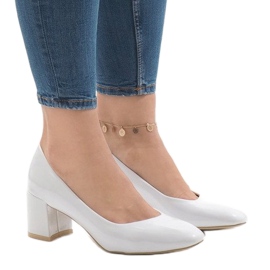 Fehér lakkozott szivattyúk a 7501-1 oszlopon 1