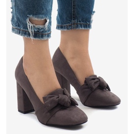 Szürke velúr szivattyúk az N510 oszlopon 2