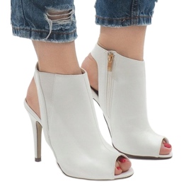 Fehér nyitott csizma magas sarkú 9095-98 1