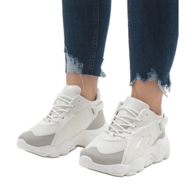 Divatos fehér sportcipő 9115 1