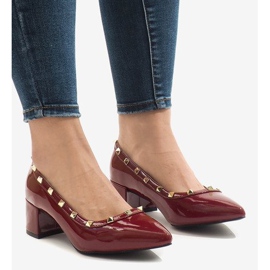 Burgundi lakkozott szivattyúk az X-70 oszlopon piros sokszínű 1