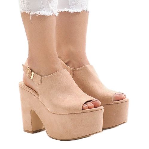 Rózsaszín szandál egy masszív 8263CA blokkon 1