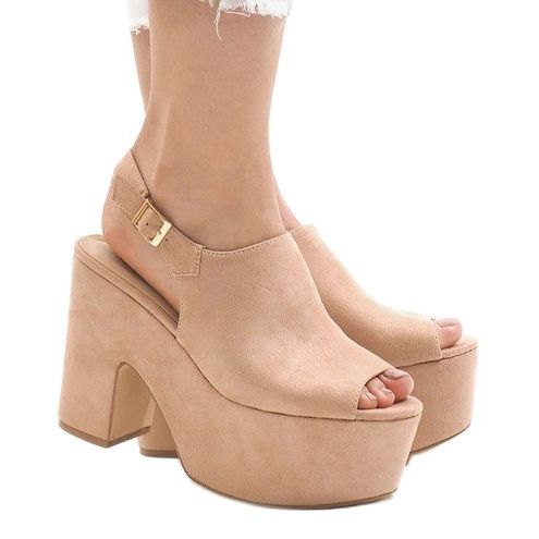 Rózsaszín szandál egy masszív 8263CA blokkon 2