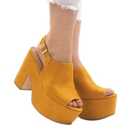 Sárga szandál egy masszív 8263CA blokkon 2 Sárga szandál egy masszív 8263CA blokkon 2