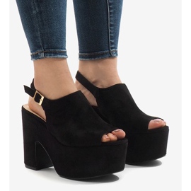 Fekete szandál egy masszív 8263CA blokkon 1