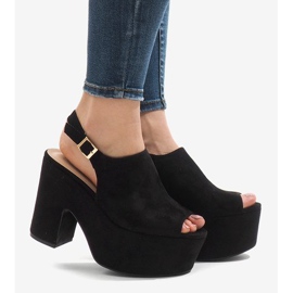 Fekete szandál egy masszív 8263CA blokkon 2