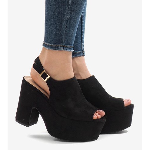 Fekete szandál egy masszív 8263CA blokkon 2