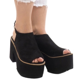 Fekete szandál egy hatalmas B8290 blokkon 1