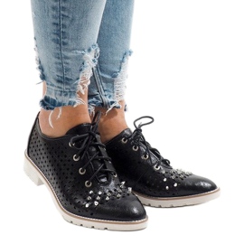 Fekete áttört cipő G-106-2 csapokkal 1