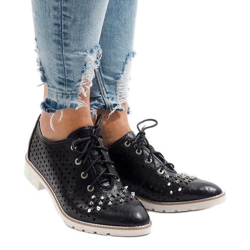 Fekete áttört cipő G-106-2 csapokkal 1