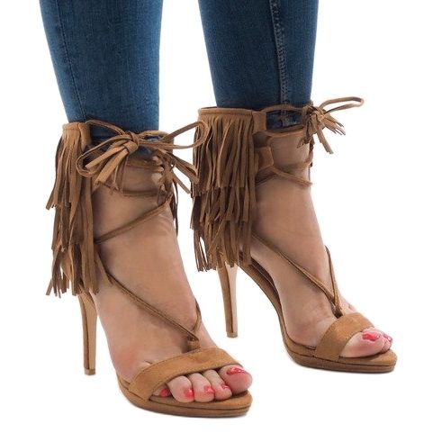 Bézs színű szandál tűsarkún, boho velúr 8125-1 1