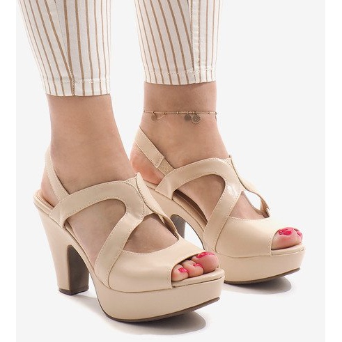 Bézs magas sarkú szandál BL1501 1