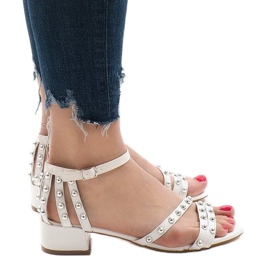Fehér magas sarkú szandál 77-11 1