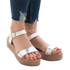 Fehér szandál a peronon 22-07 1