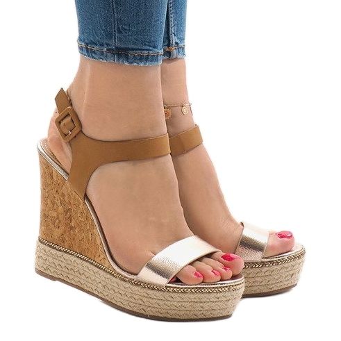 Arany lakkozott ék szandál VB76063 aranysárga 1