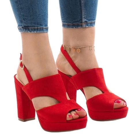 Piros szandál a JS-8001 oszlopon 1