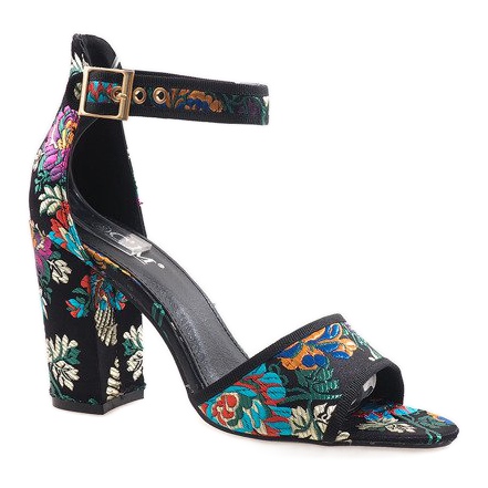 Fekete szandál a poszton 77-14 1