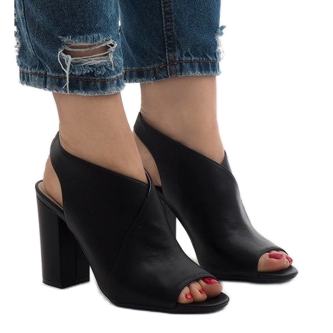 Fekete csizma nyílik a postán 0280-86 1