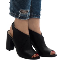 Fekete csizma nyílik a postán 0280-86 2