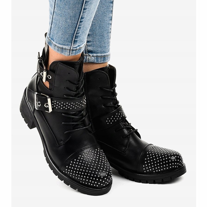 Női fekete csizma masszív M257 talpon 2