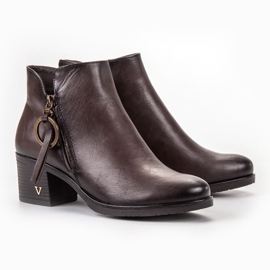 Vinceza Barna csizma egy poszton 1