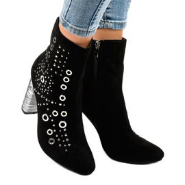 Fekete velúr bokacsizma az AE28P oszlopon 2