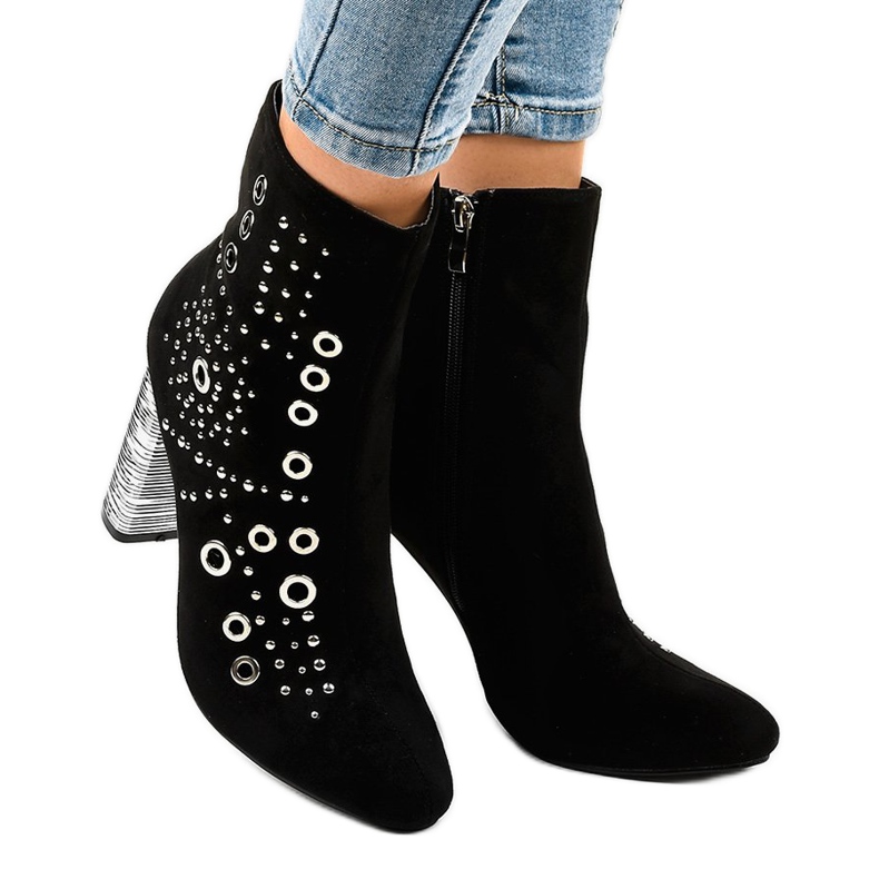 Fekete velúr bokacsizma az AE28P oszlopon 2