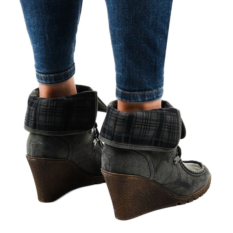 Fekete velúr bokacsizma kockás mintával CH-22 1