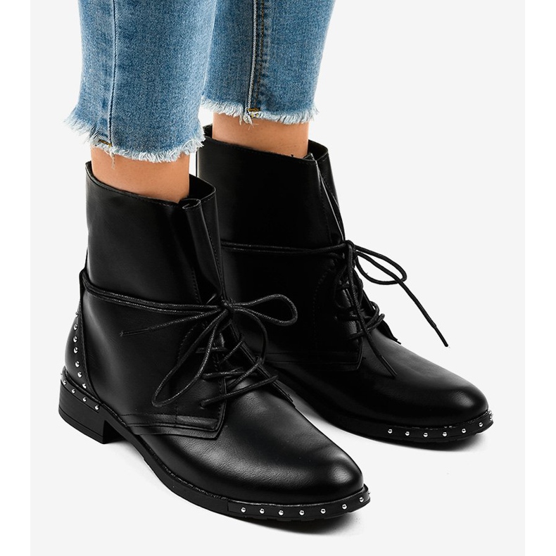 Fekete lapos fűzős csizma A-251 1 Fekete lapos fűzős csizma A-251 1