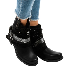 Fekete szigetelésű csizma gazdagon díszítve 17103-1A 1