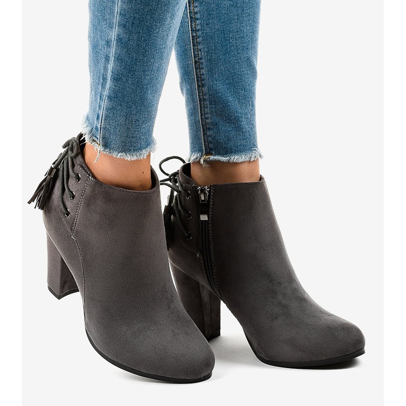 Szürke velúr csizma a JA75 oszlopon 2