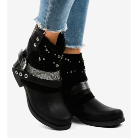 Fekete szigetelésű csizma, gazdagon díszített A-351 2