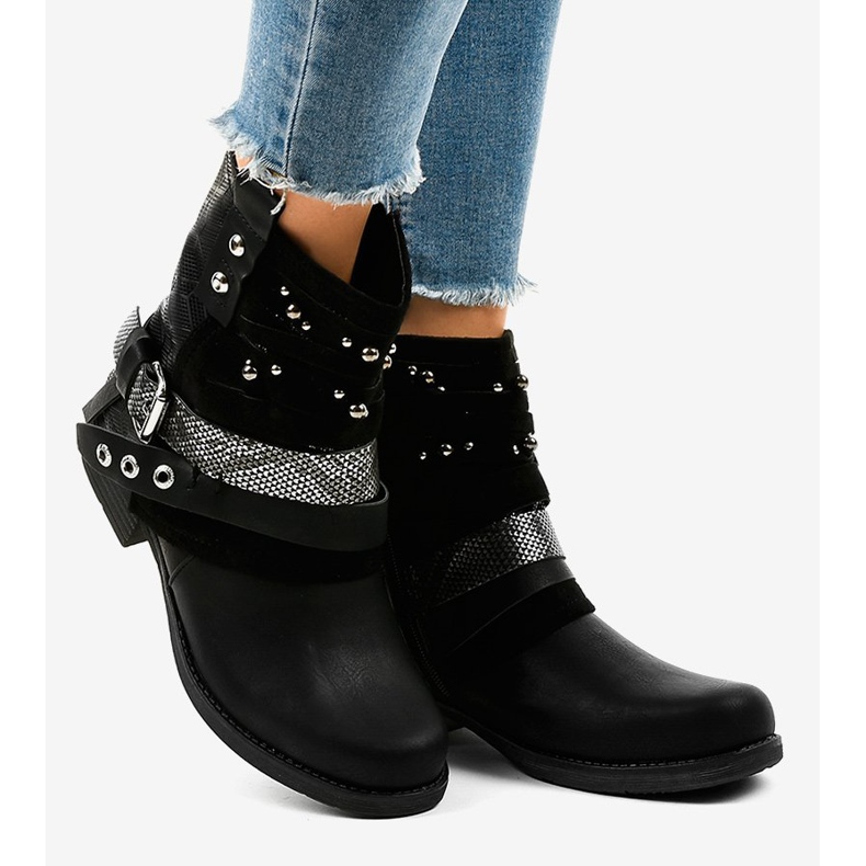 Fekete szigetelésű csizma, gazdagon díszített A-351 2