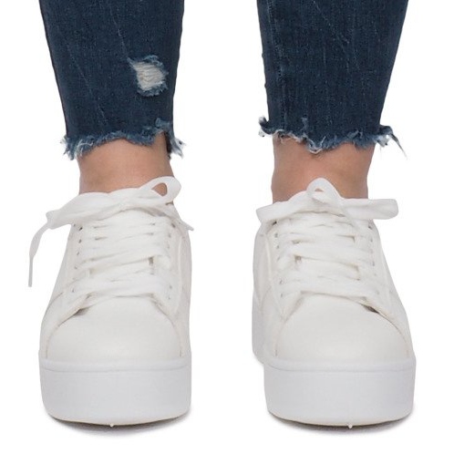 Fehér cipők a Livet De Lux platformon 1