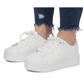 Fehér cipők a Livet De Lux platformon 2