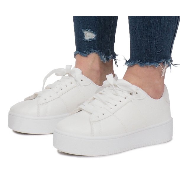 Fehér cipők a Livet De Lux platformon 2
