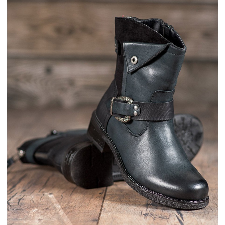 Super Me Csizma dekoratív csattal fekete sokszínű zöld 1 Super Me Csizma dekoratív csattal fekete sokszínű zöld 1