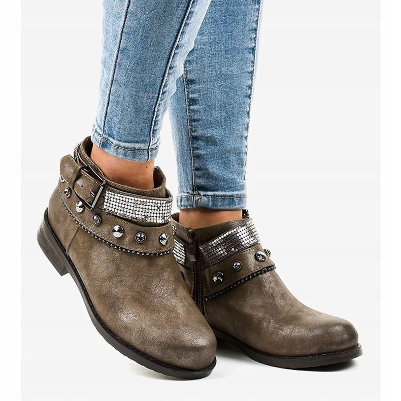 Barna csizma LL178 cipzárral díszítve 2 Barna csizma LL178 cipzárral díszítve 2