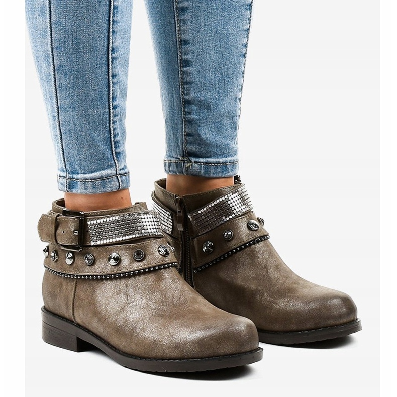 Barna csizma LL178 cipzárral díszítve 1 Barna csizma LL178 cipzárral díszítve 1