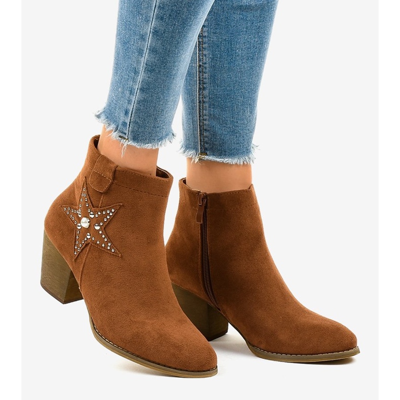 Barna velúr csizma a csillag L88-163 oszlopon 1