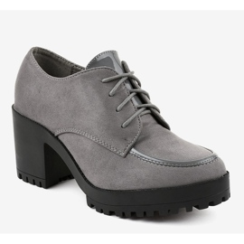 Szürke csizma az oszlopon hatalmas HQ651 1