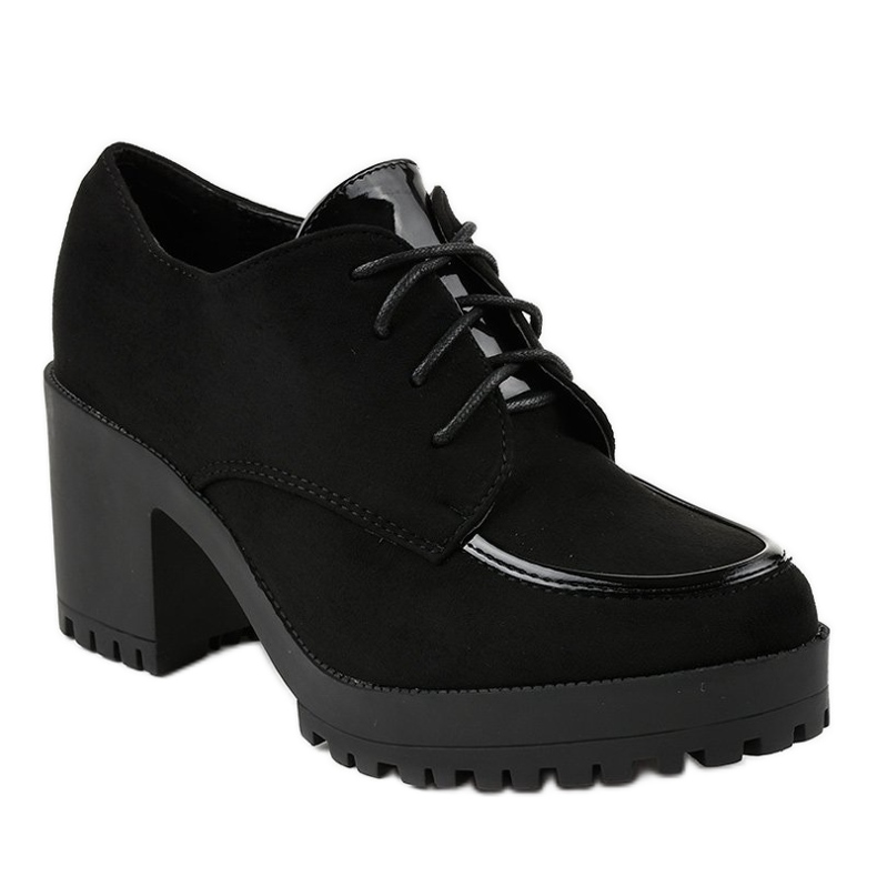 Fekete csizma a hatalmas HQ651 oszlopon 1