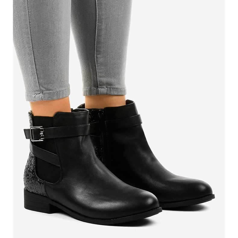 Fekete lapos bokacsizma rugalmas szalaggal és flitterekkel C298-1 1