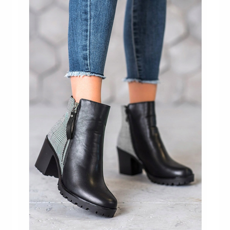 Filippo Csizma egy poszton fekete 2