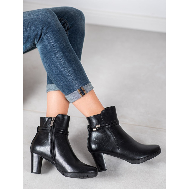 Klasszikus csizma egy poszton fekete 2