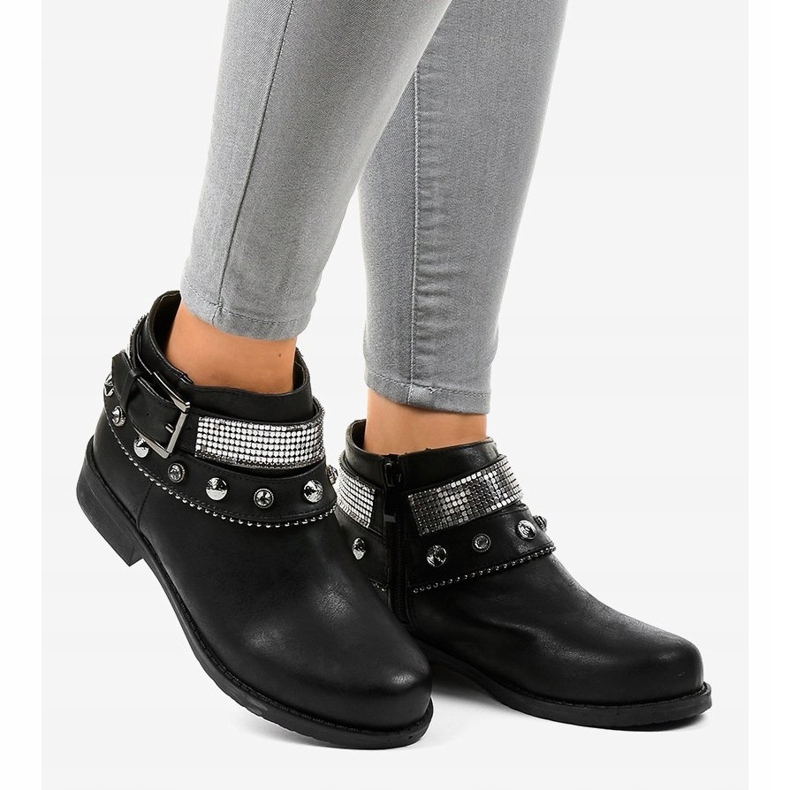 Fekete csizma LL178 cipzárral díszítve 2