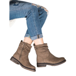 J. Star Barna munkások 2