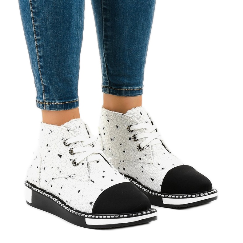 Fehér fűzős csizma TS1811 1