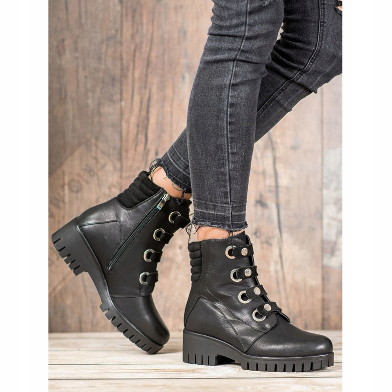 Goodin Fekete divatmunkások 1